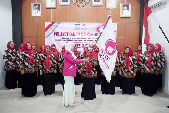DPC P2LIPI Banjar Dilantik KETUA DPW P2LIPI Kalsel Nawang Wijayati (kiri) menyerahkan pataka P2LIPI kepada Ketua DPC P2LIPI Kabupaten Banjar Maslehah.(foto:mb/ist)