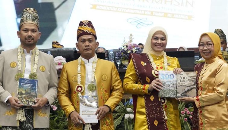 Dewan Terima Peluncuran Tiga Buku Berkaitan Harjad ke-500 Banjarmasin KETUA DPRD Kota Banjarmasin Rikval Fachruri, Walikota Banjarmasin HM Yamin HR dan Wakil Walikota Banjarmasin Hj Ananda saat menerima tiga buku terkait Kota Banjarmasin pada rapat paripurna dewan dalam rangka puncak perayaan Harjad ke-500 Kota Banjarmasin pada 24 September 2026. (Foto:mb/ant/dprd bjm)