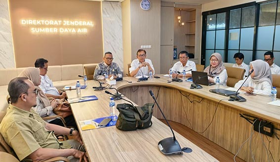 H Fani Bawa Sejumlah Usulan ke Pemerintah Pusat SAMPAIKAN USULAN - Bupati Tabalong H Muhammad Noor Rifani saat menyampaikan sejumlah usulan kepada Plt Direktur Sungai dan Pantai Direktorat Jenderal Sumber Daya Air Kementerian Pekerjaan Umum Faliansyah, di Gedung Direktorat Jenderal Sumber Daya Air, Kementerian Pekerjaan Umum, Kebayoran Baru, Jakarta Selatan, Senin (28/9).(foto:mb/ist)