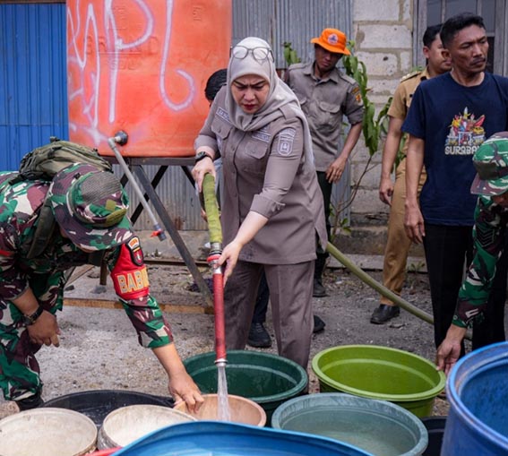 Pemko Kembali Distribusikan Air Bersih WALIKOTA Banjarbaru Hj Erna Lisa Halaby mengisikan air bersih ke dalam baskom dan ember warga yang terdampak kekeringan di Kelurahan Guntung Manggis Kecamatan Landasan Ulin.(foto:mb/ist)