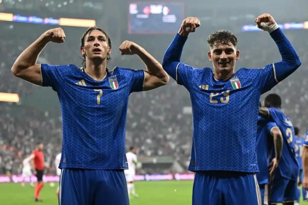 Melakukan Selebrasi - Francesco Pio Esposito (kiri) melakukan selebrasi setelah mencetak gol saat Italia menang 4-1 atas Turki dalam pertandingan UEFA Nations League di Ataturk Stadium pada Senin (28/9).(foto:mb/web)
