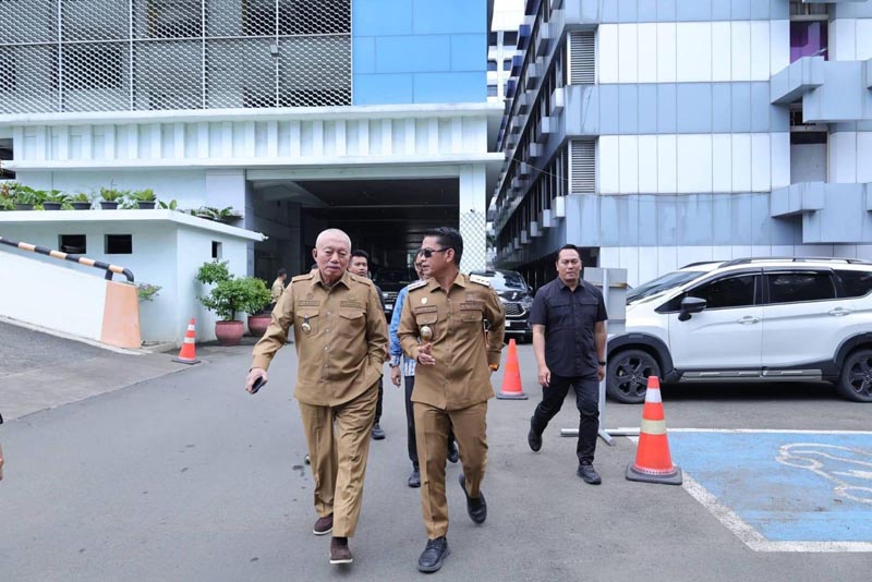Banjarmasin Siapkan 1,1 Juta Kubik Cadangan Air Gubernur Kalimantan Selatan H. Muhidin dan Wali Kota Banjarmasin H.M. Yamin HR kolaborasi antara pemerintah provinsi, pemerintah kota, Balai Wilayah Sungai, dan pemerintah pusat.ist