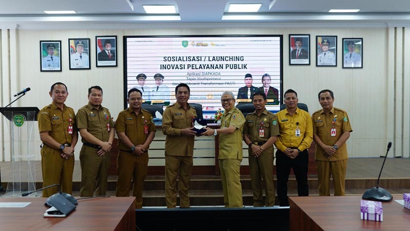 Inovasi SIAP KADA DPMD Tapin Di Lounching SOSIALISASI-Sekretaris Daerah H Unda Absori bersama Ir Taufik Rahman dari Widya Suara BKPSDM provinsi Kalsel pada kegiatan sosialisasi dan lounching tiga aplikasi inovasi dari peserta pelatihan kepemimpinan nasional (PKN) tingkat II angkatan 18 di Kabupaten Tapin.{{herman}}
