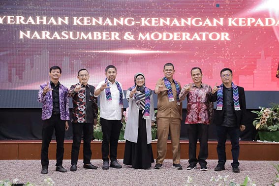 Bang Dhin Buka Perspektif Mahasiswa FISIP ULM ANGGOTA Komisi IV DPRD Provinsi Kalimantan Selatan H M Syaripuddin SE MAP (ketiga dari kiri) berfoto bersama para narasumber dalam kegiatan Government Talk HIMAPEM FISIP ULM 2026, Senin (28/9).(foto:mb/ist)