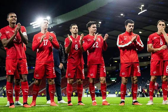Swiss Hancurkan Skotlandia, Slovenia Atasi Makedonia Utara Merayakan Kemenangan - Pemain-pemain tim nasional Swiss merayakan kemenangan mereka atas tim nasional Skotlandia pada pertandingan UEFA Nations League di Stadion Hampden Park, Glasgow, Selasa (29/9) waktu setempat.(foto:mb/web)