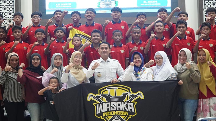Walikota Lepas Tim Soeratin U-13 Wasaka Indonesia Wali Kota Banjarmasin H Muhammad Yamin HR bersama Tim Soeratin U-13 Wasaka Indonesia.(foto;mb/ist)