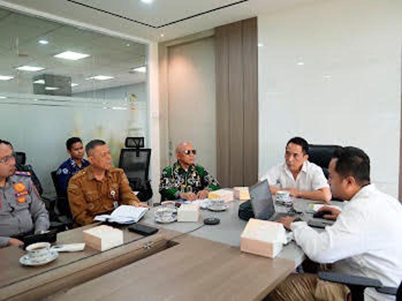 Bupati Kotabaru Audiensi Ke Kemenhut, Minta Dukungan Kawasan Konservasi Untuk Akses Pelabuhan Baru AUDENSI-Bupati Kotabaru H. Muhammad Rusli, melakukan audiensi ke Kementerian Kehutanan RI melalui Direktorat Rencana Perubahan Kawasan Hutan dan Pembentukan Wilayah Pengelolaan Hutan (RPKHPWPH) di Jakarta. {{ist}}