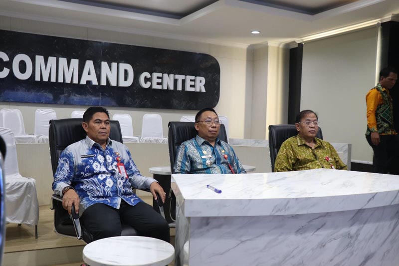 Wabup Tapin Ikuti Zoom Rakornas Pengendalian Inflasi FESTIVAL-Wakil Bupati Tapin H Juanda saat menghadiri zoom pelaksanaan festival ekonomi keuangan digital Indonesia dan kegiatan Indonesia Fintech Summit And Expo 2026 sekalgus kegiatan Rakornas pengendalian inflasi, percepatan dan perluasan digitalisasi daerah (P2DD) tahun 2026 , bertempat Comand Center Lt.3 Setda Tapin. Kamis 24 September 2026. Baru - baru tadi.{{herman}}
