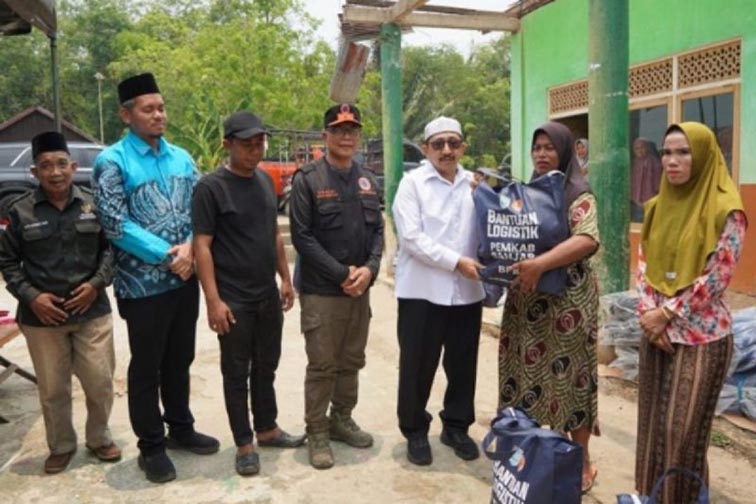 Pemkab Banjar Bantu Warga Terdampak Puting Beliung WAKIL Bupati Kabupaten Banjar Habib Idrus Al Habsyi saat menyerahkan bantuan di Desa Pingaran Ulu, Kabupaten Banjar, beberapa waktu lalu. (Foto:mb/ant/mc kominfo bjr)