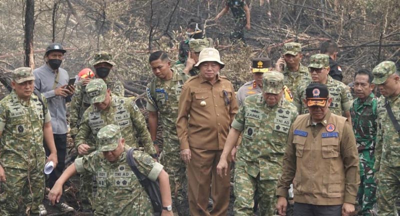 Gubernur Dampingi KSAD dan Kepala BNPB Tinjau Kawasan Karhutla Gubernur Kalimantan Selatan, H Muhidin saat mendampingi Kepala Staf TNI Angkatan Darat (KSAD) Jenderal TNI Tandyo Budi Revita dan Kepala Badan Nasional Penanggulangan Bencana (BNPB) Letjen TNI Kristomei Sianturi meninjau penanganan kebakaran hutan dan lahan (karhutla) di Kalsel