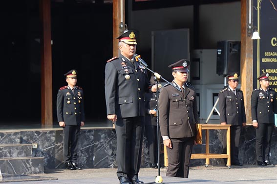 Polres Tala Teguhkan Nilai Pancasila Dalam Pelaksanaan Tugas Ketua DPRD Provinsi Kalimantan Selatan (Kalsel) H. Supian HK bersama wakil ketua DPRD Kalsel H. Kartoyo, mengapresiasi aksi damai bertajuk Kalsel Lumpuh yang digelar oleh Badan Eksekutif Mahasiswa (BEM) se-Kalsel di Kantor Gubernur Kalsel, Banjarbaru (Foto:mb/ist)