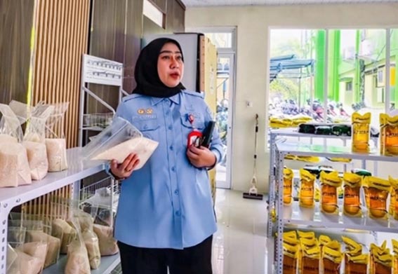 Wali Kota Lisa Sidak DKP3 WALI KOTA Banjarbaru, Hj Erna Lisa Halaby turut mengecek barang yang tersedia di Kios Pangan DKP3 saat sidak di Kantor DKP3 Kota Banjarbaru.(foto;mb/ist)