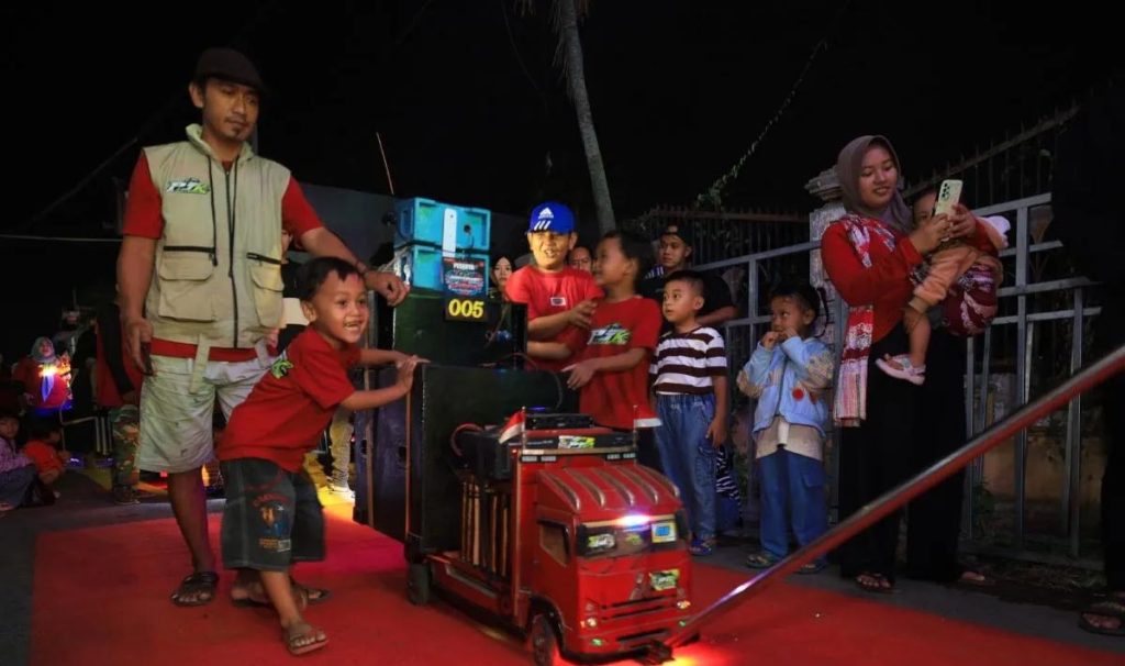Peserta mendorong miniatur truk sound system pada kegiatan bertajuk Kompak Spectacular Carnival di Kelurahan Lirboyo, Kota Kediri, Jawa Timur, Sabtu (26/9/2026).(foto:mb/ant)