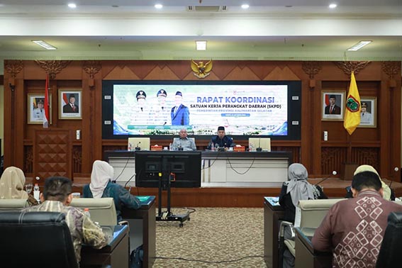 Gubernur Pimpin Rakor Percepat Pembangunan Proyek Strategis GUBERNUR Kalsel H Muhidin saat memimpin rakor bersama para Pimpinan Tinggi Pratama lingkup Kalsel guna membahas percepatan sejumlah proyek strategis daerah. (Foto:mb/adpim)