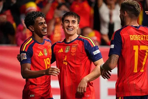 Spanyol Pertahankan Rekor Sempurna Gol Pembuka - Lamine Yamal (kiri) mencetak gol pembuka saat Spanyol menang 3-1 atas Republik Ceko dalam pertandingan UEFA Nations League 2026/27 di Oviedo pada Minggu (4/10).(foto:mb/web)