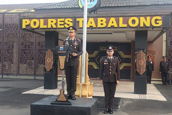 Polres Tabalong Gelar Upacara Hari Kesaktian Pancasila Kapolres Tabalong AKBP Wahyu Ismoyo Jayawardana Saat Memimpin Upacara.(foto:mb/ist)
