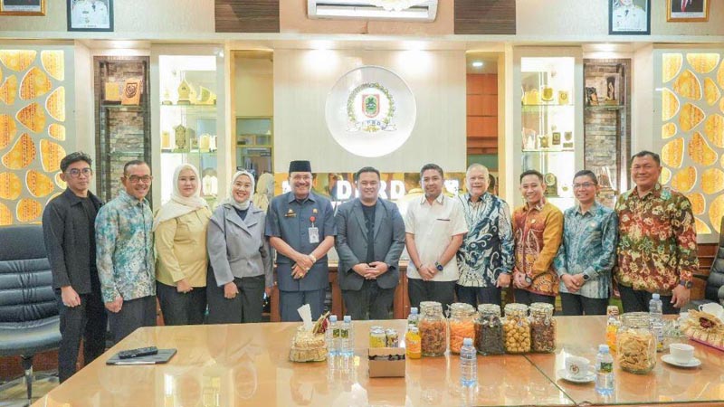 DPRD Kalsel Siap Dukung Penguatan Lembaga Penyiaran Lokal Ketua DPRD Provinsi Kalimantan Selatan (Kalsel) H. Supian HK bersama anggota DPRD Kalsel Gt. Iskandar dan M. Syaripuddin, menerima audiensi dan silaturahmi dari Komisi Penyiaran Indonesia Daerah (KPID) Kalsel di Ruang Kerja Ketua DPRD Kalsel.rds