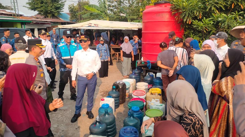 Yamin Harap Warga Kuin Cerucuk Tak Lagi Kesulitan Wali Kota Banjarmasin H Muhammad Yamin HR didampingi Kapolresta Banjarmasin Kombes Pol Riza Muttaqin meninjau penyaluran bantuan air bersih bagi warga di Kelurahan Kuin Cerucuk, Kecamatan Banjarmasin.ist