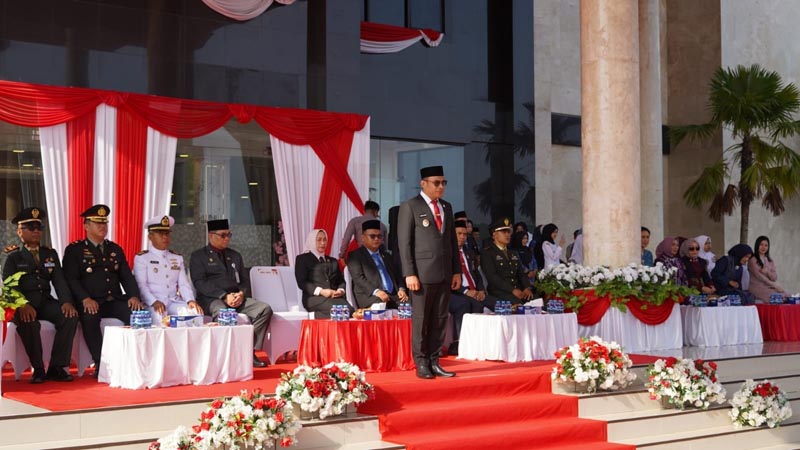 Pemkab Kotabaru Teguhkan Semangat Persatuan KESAKTIAN PANCASILA-Pemerintah Kabupaten Kotabaru menggelar upacara peringatan Hari Kesaktian Pancasila yang berlangsung di Halaman Kantor Bupati Kotabaru, Sebelimbingan. {{ebet}}