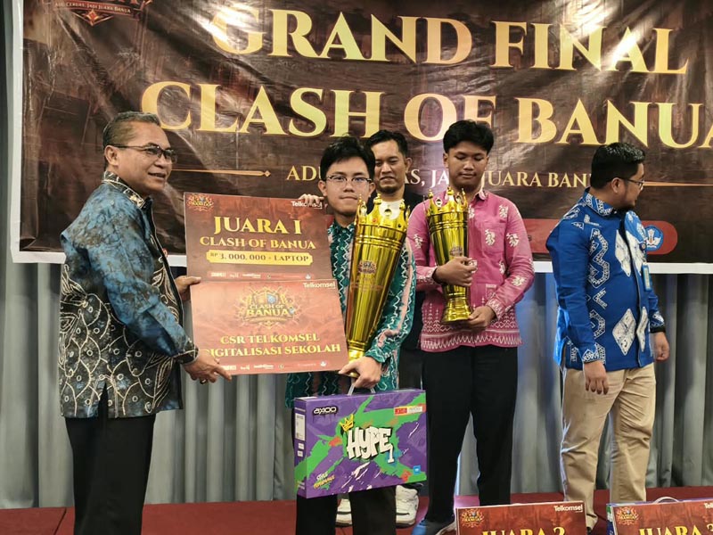 Pemprov Kalsel Dukung Clash of Banua, Dorong Pelajar Raih Prestasi Staf Ahli Gubernur Bidang Ekonomi dan Pembangunan, Rusma Khazairin saat menyerahkan piala da penghargaan kepada juara I dalam Lomba Cerdas Cermat Clash of Banua Tingkat SMA/SMK se-Kalimantan Selatan Tahun 2026