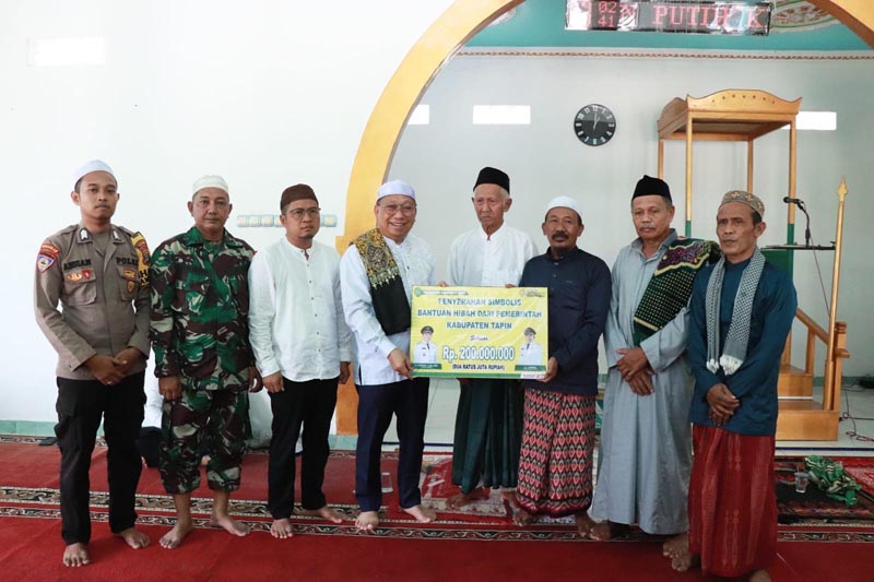 Safari Jumat Wabup Tapin Di Desa Karangan Putih DANA HIBAH-Foto bersama Wakil Bupati Tapin H Juanda saat menyerahkan bantuan hibah untuk Masjid Miftahul Jannah desa Karangan Putih, kecamatan Binuang.{{ist}}