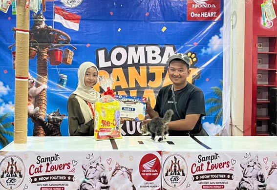 Kompetisi Unik untuk Pecinta Kucing KEGIATAN KREATIF - Trio Motor Sampit, menghadirkan kegiatan kreatif dengan menggelar lomba panjat pinang kucing.(foto:mb/ist)