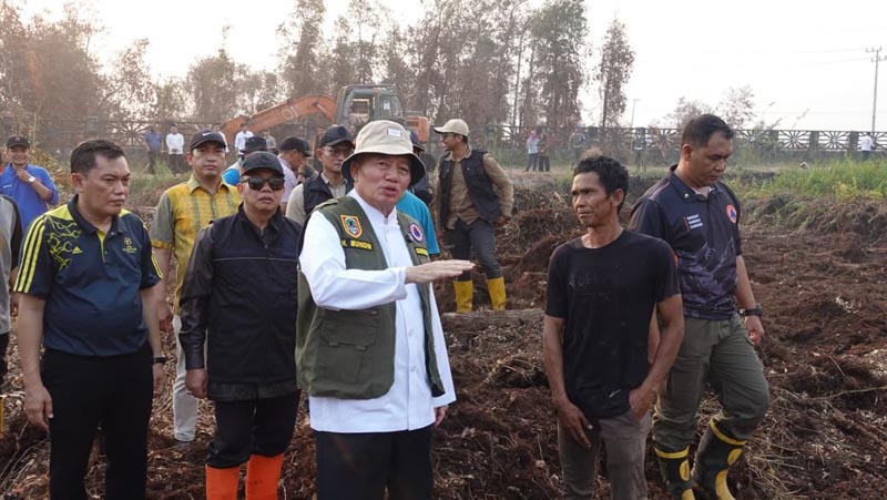 Gubernur Muhidin Kerahkan Ekskavator Balik Tanah Gambut GUBERNUR Kalimantan Selatan H Muhidin bersama Wakapolda Kalsel Brigjen Pol Noviar dan Sekdaprov Kalsel HM Syarifuddin saat meninjau pembersihan lahan dan pembasahan lahan gambut di kawasan RSJ Sambang Lihum, Kabupaten Banjar.