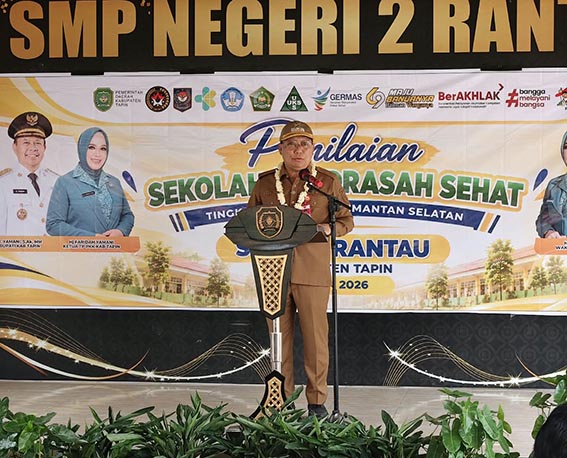 Wabup Sambut Tim Penilai Sekolah Sehat BERI SAMBUTAN - Wabup Tapin H Juanda memberikan sambutan pada kegiatan kunjungan lapangan Tim Penilai Lomba Sekolah Sehat Tingkat Provinsi Kalsel, Senin (5/10).(foto:mb/ist)