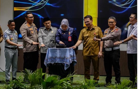 Pemko Luncurkan Panutan PKB WALIKOTA Banjarbaru Hj Erna Lisa Halaby didampingi Kepala Bappenda Kalsel Subhan Nor Yaumil, dan Ketua DPRD Kota Banjarbaru H Muhammad Syahrial, menekan tombol tanda diluncurkannya Gebyar Panutan PKB Tahun 2026.(foto:mb/ist)
