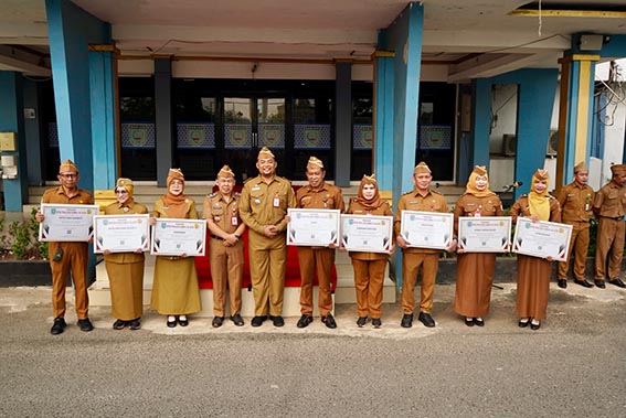 Pemkab Komitmen Laksanakan Wajar 13 Tahun SEKDA Kabupaten Banjar H Yudi Andrea berfoto bersama para penerima penghargaan hasil PEKPPP Mandiri Tahun 2025.(foto:mb/ist)