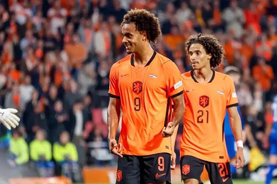 Zirkzee Pahlawan Belanda atas Serbia Berselebrasi - Joshua Zirkzee (kiri) berselebrasi setelah mencetak gol kedua Belanda saat kalahkan Serbia 2-1 dalam lanjutan matchday UEFA Nations League 2026/27 di Eindhoven pada Senin (5/10).(Foto:mb/web)
