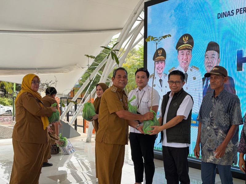 Pemprov Kalsel Dorong Peningkatan kualitas RTLH Asisten Bidang Administrasi Umum Setdaprov Kalsel, Dinansyah saat menyerahkan bibit pohon disela memperingati Hari Habitat Sedunia tahun 2026