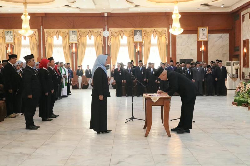 Gubernur : Jaga Kerukunan di Sekolah GUBERNUR Kalimantan Selatan H Muhidin saat menandatangani berita acara pelantikan kepala sekolah dan pejabat fungsional di lingkungan Pemprov Kalsel.