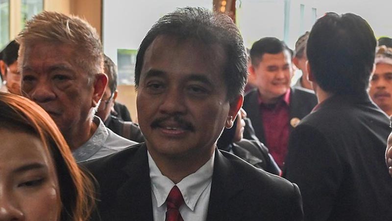 Listrik Padam, Sidang Lanjutan Roy Suryo Sempat Tertunda TERDAKWA kasus dugaan fitnah dan pencemaran nama baik terkait keaslian ijazah Presiden ke-7 RI Joko Widodo dalam program siniar di youtube, Roy Suryo bersiap mengikuti sidang dakwaan di Pengadilan Negeri Jakarta Timur, Jakarta.