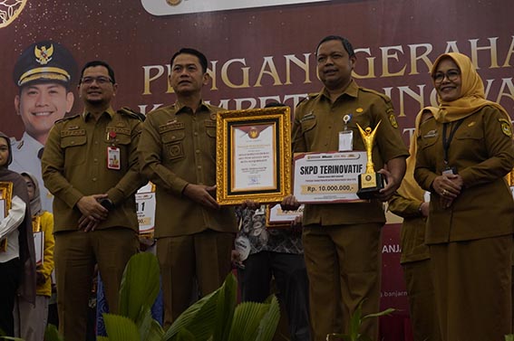 Walikota Serahkan Anugerah Komvas 2026 WALIKOTA HM Yamin berfoto usai menyerahkan hadiah kepada Kadisdukcapil Banjarmasin M Helfian Noor atas inovasinya dalam pelayanan Dukcapil Kota Banjarmasin.(foto:mb/ist)