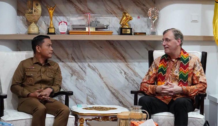 Pemko Banjarmasin dan Dubes Belanda Jajaki Kerja Sama Strategis WALIKOTA Banjarmasin HM Yamin HR saat menerima kunjungan kerja Wakil Duta Besar Belanda dan membahas kerja sama di berbagai bidang termasuk pendidikan dan penanganan banjir, di Balaikota, Senin (5/10). (Foto:mb/ant/hms pemko bjm)