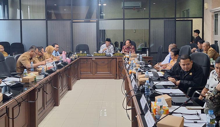 Komisi II Soroti Penurunan Anggaran Dinas Pariwisata PIMPIN RAPAT - Ketua Komisi II DPRD Kalsel Muhammad Yani Helmi saat memimpin rapat dengan dinas pariwisata dan biro administrasi pembangunan, Selasa (6/10). (Foto: mb/edoy)