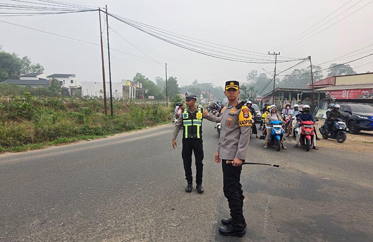 Kapolres Pimpin Pengaturan Lalin KAPOLRES Tabalong AKBP Wahyu Ismoyo Jayawardana saat memimpin pengaturan lalin.(foto:mb/ist)