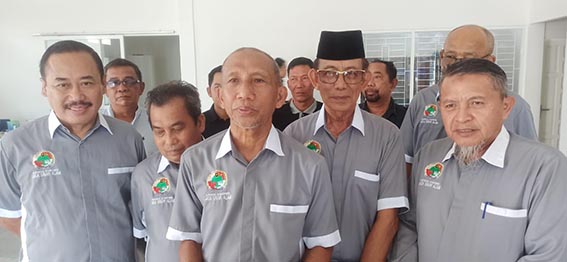 Pemilik Lahan Plasma Diminta Lengkapi Adminstrasi KETUA Koperasi KJSA Yusnadi beserta pengurus saat wawancara bersama awak media.(foto:mb/ist)