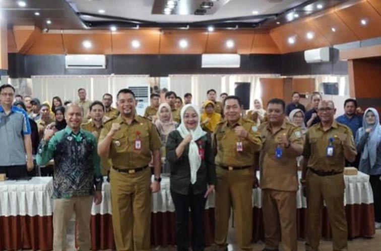 Bapperida Gelar FGD Perhutanan Sosial SEKDA Kabupaten Banjar H Yudi Andrea berfoto bersama para peserta FGD Pentahelix Percepatan Perhutanan Sosial Kabupaten Banjar.(foto:mb/ist)
