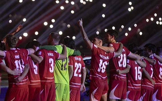 Kutukan Kalah Adu Penalti Timnas Indonesia Akhirnya Sirna Berselebrasi - Timnas Indonesia berselebrasi usai mengalahkan Timnas Thailand pada final FIFA ASEAN Cup 2026 di Stadion Utama Gelora Bung Karno (SUGBK), Senayan, Jakarta, Senin (5/10). Indonesia juara setelah mengalahkan Thailand lewat adu penalti dengan skor Setelah Emil Audero berhasil menahan tendangan Nattapong Sayriya, kegembiraan pun pecah di kubu Timnas Indonesia.( Foto: mb/CNNI)
