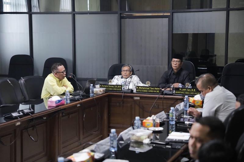 Komisi II Apresiasi Grand Design Kalsel Mandiri Air 2046 Ketua Komisi II DPRD Kalsel, H. M. Yani Helmi saat memimpin rapat.rds