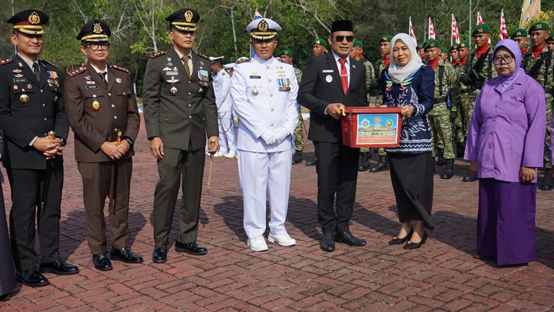 Pemkab Kotabaru Hadiri Upacara HUT ke-81 TNI, Tegaskan Komitmen Perkuat Sinergi HUT TNI-Pemerintah Kabupaten Kotabaru menghadiri upacara peringatan Hari Ulang Tahun (HUT) ke-81 Tentara Nasional Indonesia (TNI) Tahun 2026 yang digelar di Lapangan Apel Lanal Kotabaru.{{ebet}}