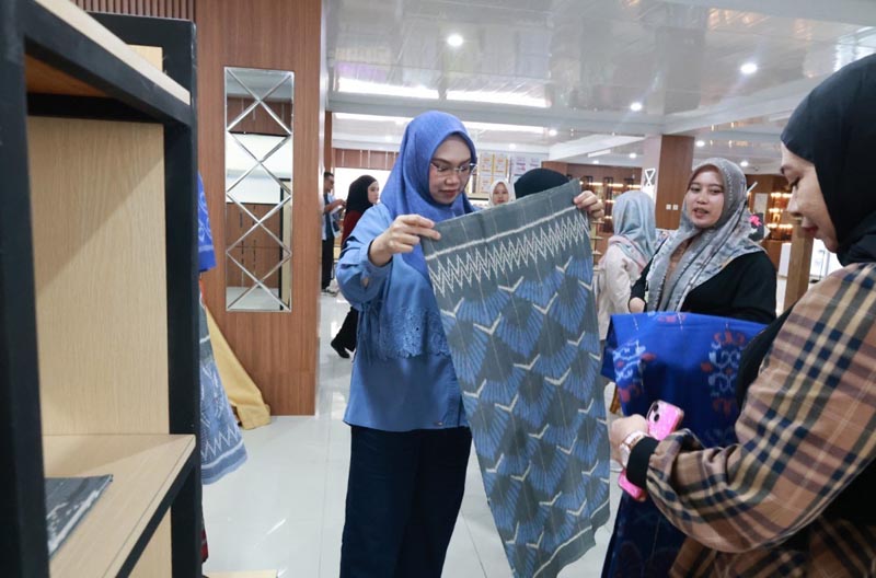 Andi Irmayani Rudi Latif Dorong Inovasi Dekranasda Untuk Perkuat Kerajinan Tanah Bumbu KERAJINAN-Ketua Dewan Kerajinan Nasional Daerah (Dekranasda) Kabupaten Tanah Bumbu, Andi Irmayani Rudi Latif, terus medukung pengembangan berbagai inovasi Dekranasda untuk memperkuat promosi dan pengembangan produk kerajinan daerah.{[ist}}