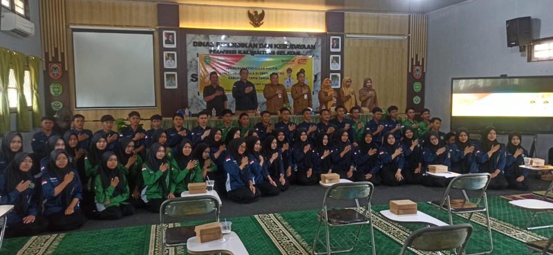 Pelajar SMKN 1 Tapin Ikuti Sosialisasi Pendidikan Politik PEMILIH PEMULA-Foto bersama pada kegiatan sosialisasi pendidikan politik pagi pemilih pemula bagi pelajar di SMKN 1 Rantau bertempat di aula sekolah setempat.{{herman}}