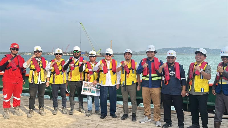 Gubenrur H. Muhidin Tinjau Progres Pembangunan Proyek Jembatan Pulau Laut; Pengerjaan Sudah 1.000 Meter dengan Jarak Antar Tiang 50 Meter