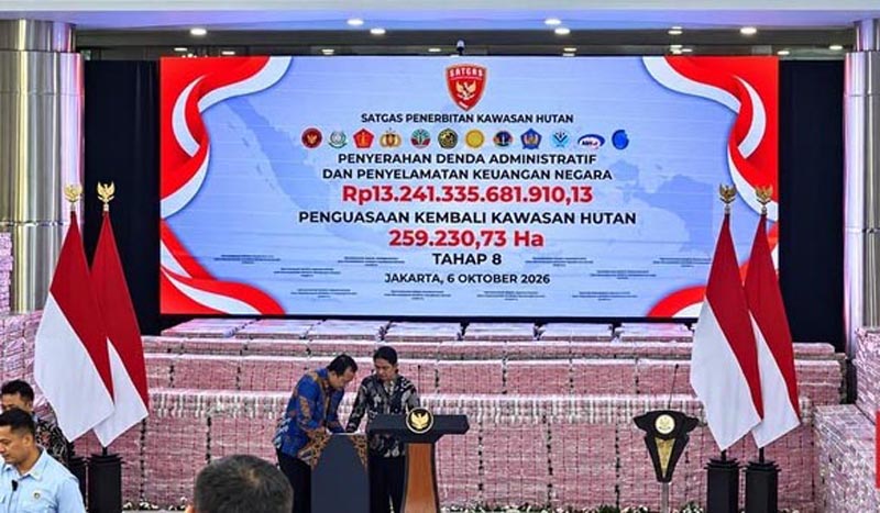 Prabowo Hadiri Penyerahan Uang Rp13,2 Triliun dari Satgas PKH SATUAN Tugas Penertiban Kawasan Hutan (Satgas PKH) saat bersiap menyerahkan uang senilai Rp13,2 triliun hasil denda administratif pada Selasa (6/10).