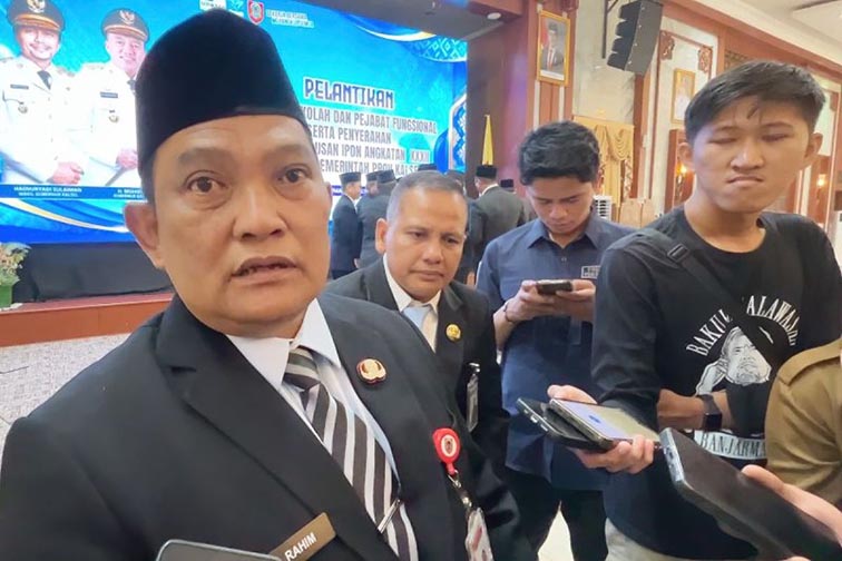 SMA/Sederajat Terapkan PJJ Saat Kabut Asap Kian Pekat KEPALA Dinas Pendidikan dan Kebudayaan (Disdikbud) Provinsi Kalimantan Selatan H Abdul Rahim SSos MPd, saat memberikan keterangan kepada awak media tentang penerapan kebijakan Pembelajaran Jarak Jauh, saat kabut asap kian pekat, di Mahligai Banjarmasin, Senin (5/10).(foto:mb/ant)