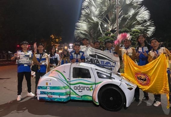 Walikota Apresiasi Prestasi Wasaka Adaro ULM Team PARA mahasiswa yang tergabung dalam Wasaka Adaro ULM Team foto bersama kendaraaan hemat energi yang berhasil mereka inovasi.(foto:mb/ist)