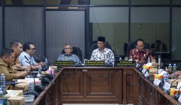 Pengembangan Pariwisata Jadi Perhatian Komisi II DPRD Kalsel RAPAT Komisi II DPRD Kalsel bersama Dinas Pariwisata dan Biro Administrasi Pembangunan Sekdaprov setempat dipimipin Ketuanya Muhammad Yani Helmi di Banjarmasin, Selasa (6/10). (Foto:mb/ant/hms setwan kalsel)